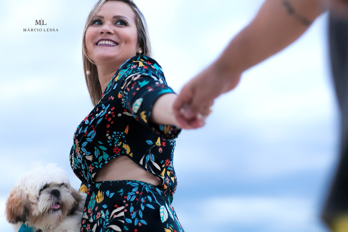 A conexão dos noivos de mãos dadas na Praia da Barra da Tijuca RJ