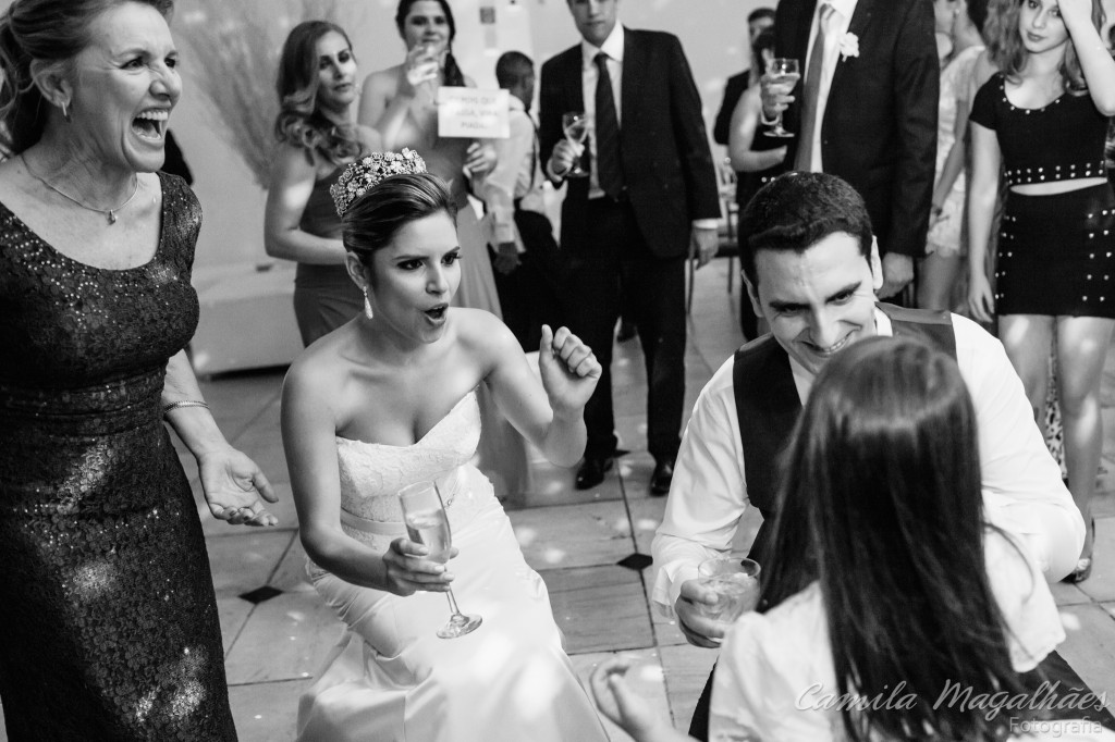 noiva e mãe da noiva divertindo em casamento