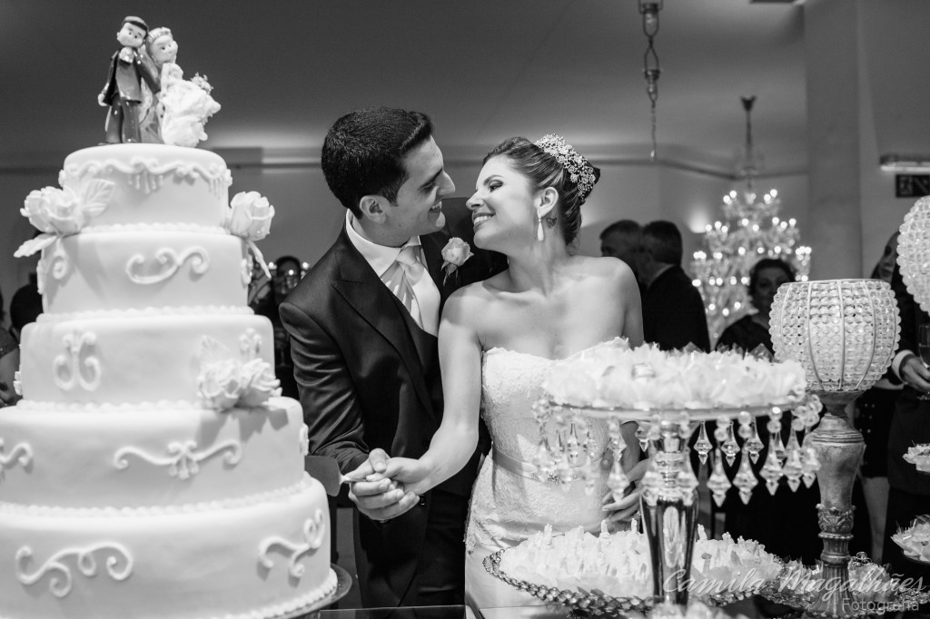 corte do bolo romantico fotografia