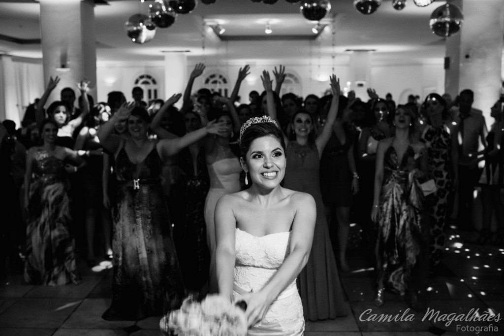 noiva jogando o bouquet
