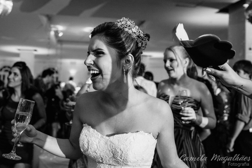 noiva curtindo casamento Camila Magalhães Fotografia