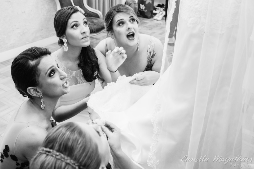 amigas colocando nome na barra do vestido de noiva