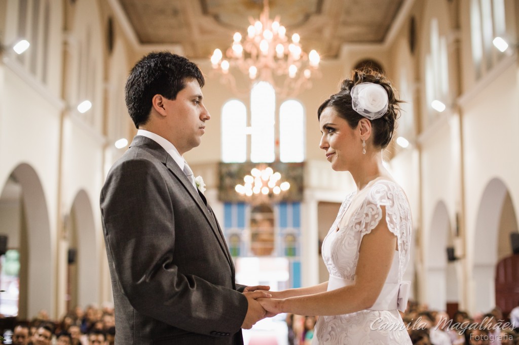 casal no altar casamento bh fotografia Camila Magalhaes