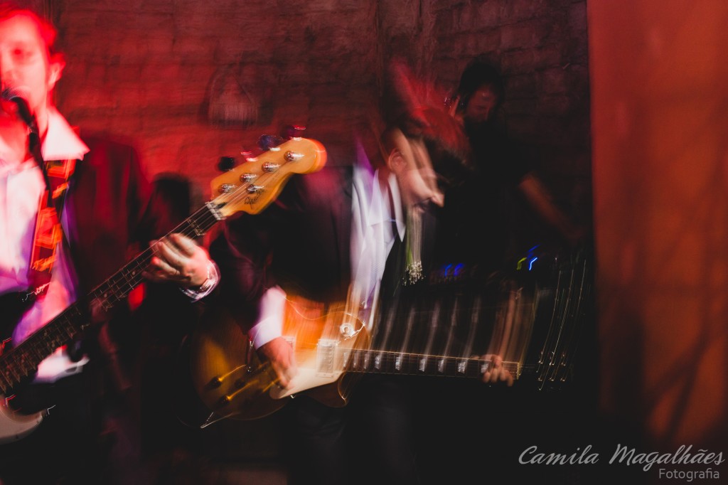 festa de casamento noivo tocando guitarra