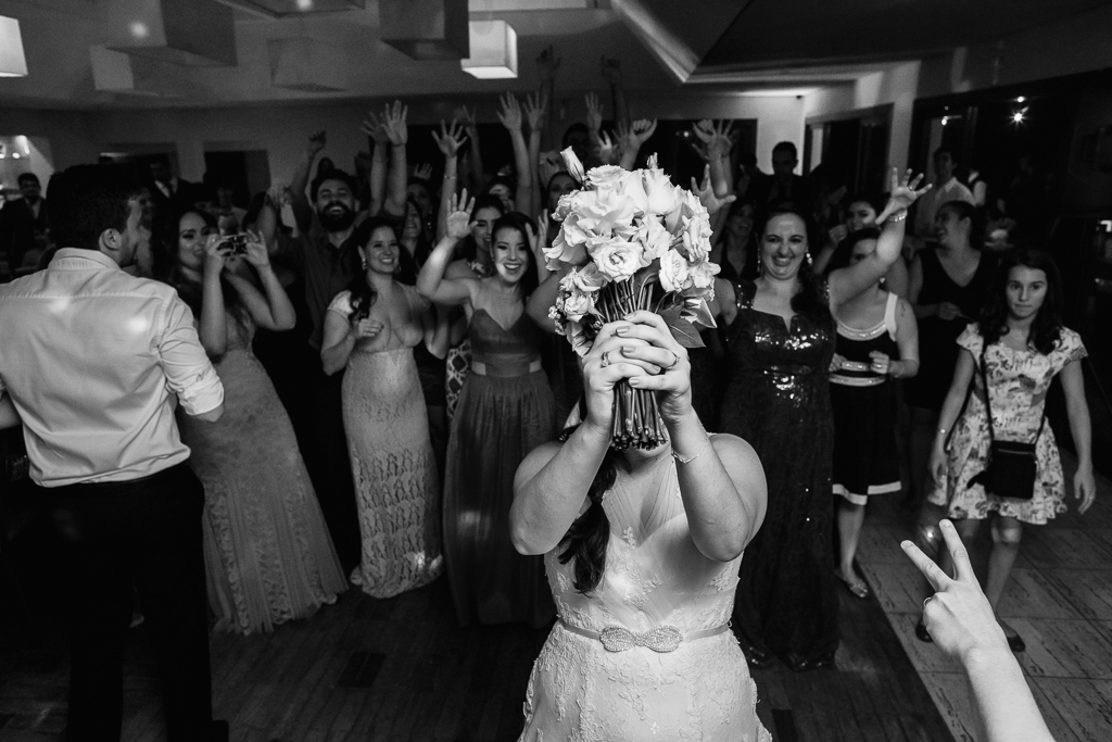 jogando o buquet casamento bh