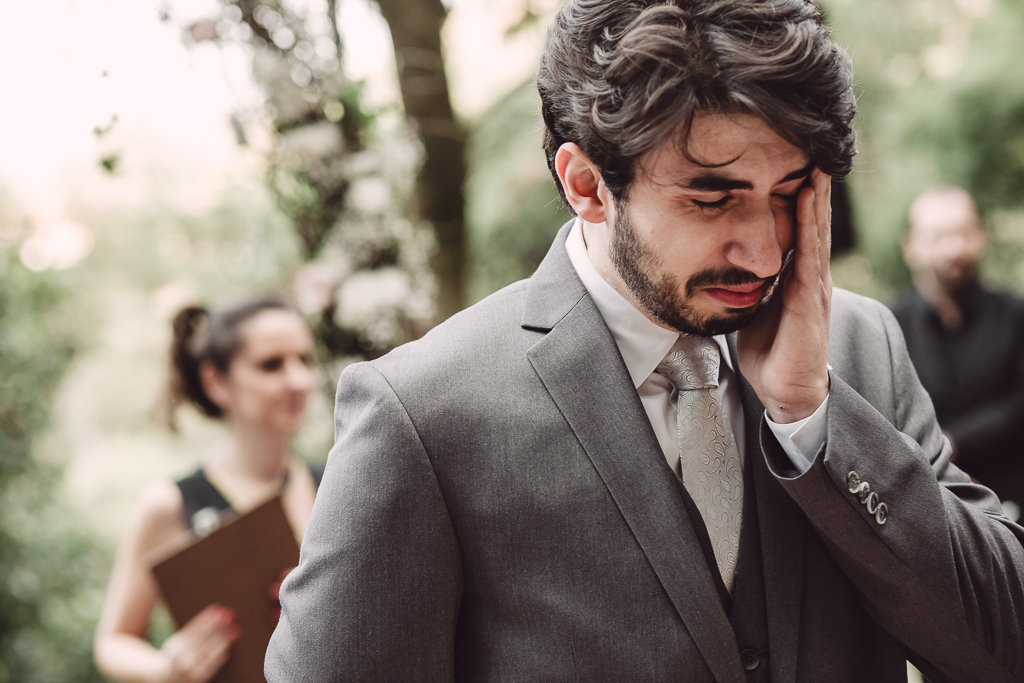 noivo emocionado casamento