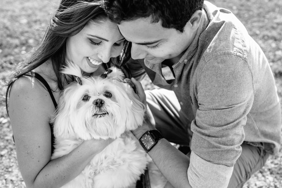 casal curte o dia com seu lhasa Apso