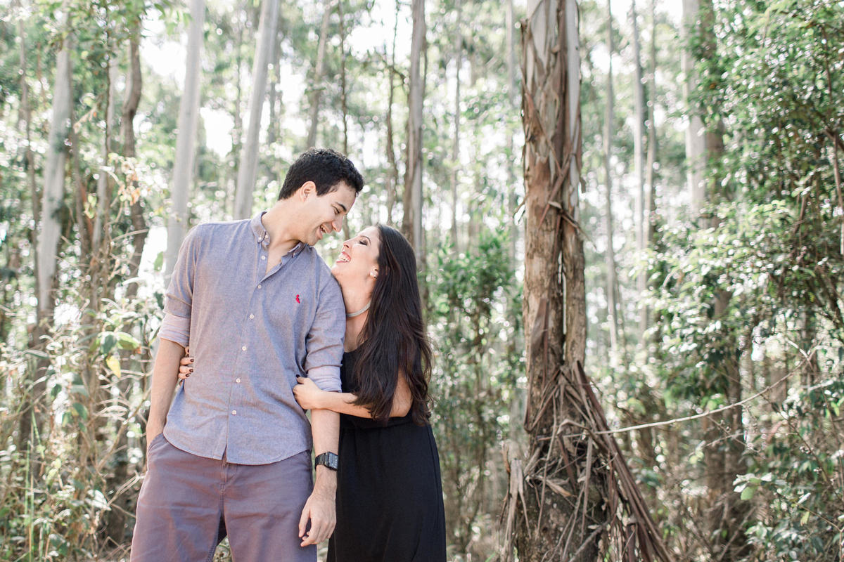 ensaio de casal em local com muito verde
