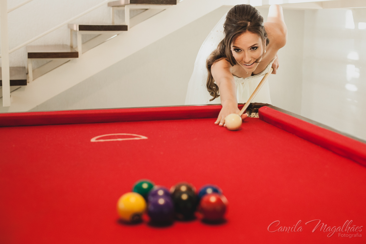 Noiva jogando sinuca