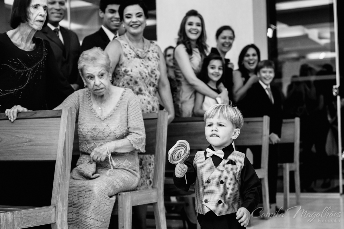 Pagem com pirulito na mão