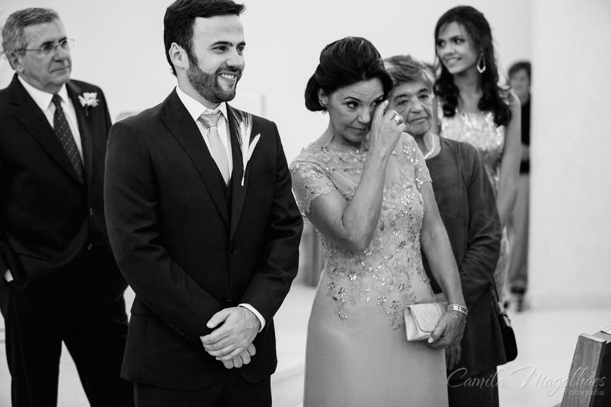 noivo com sua mãe emocionada