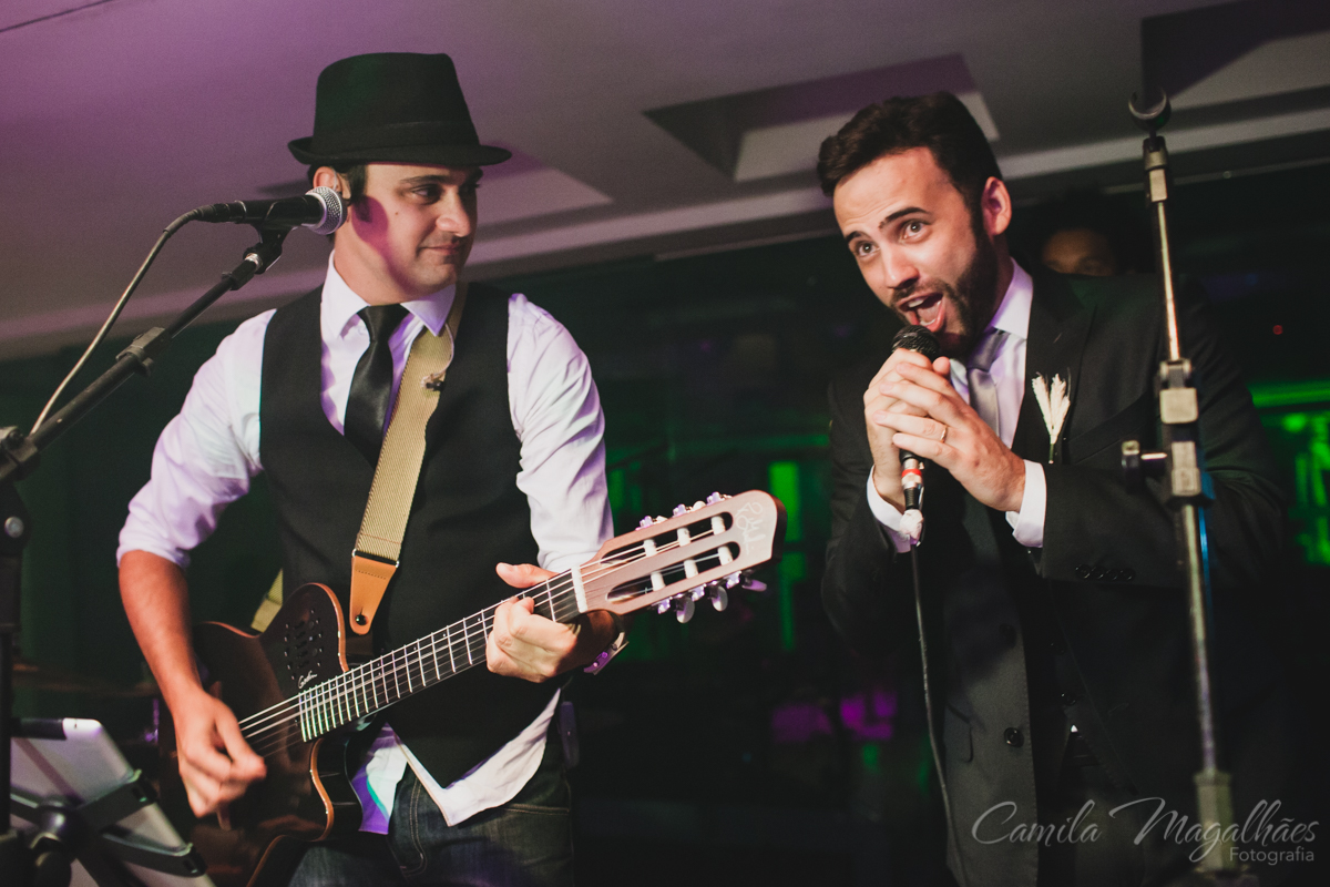 Noivo cantando na festa