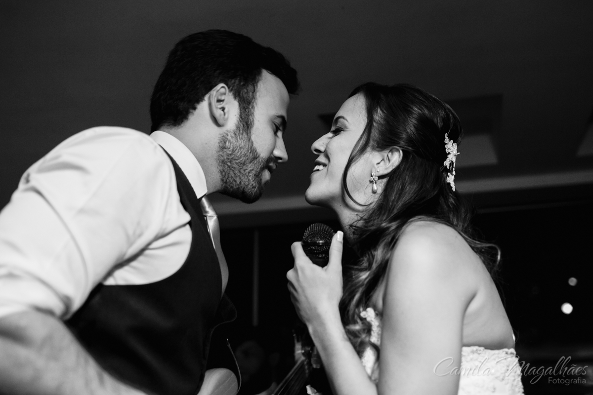 Noiva e noivo cantam juntos em casamento divertido