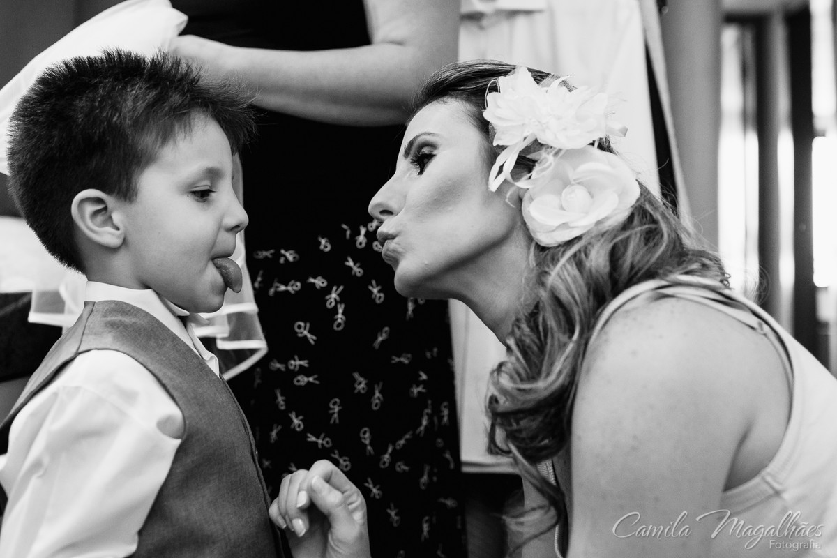 mãe e fillho brincando