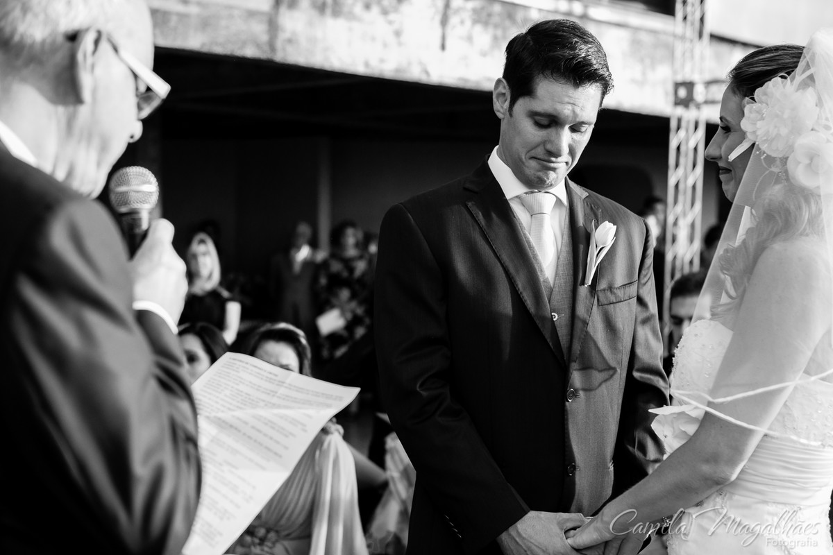noivo emocionado em casamento