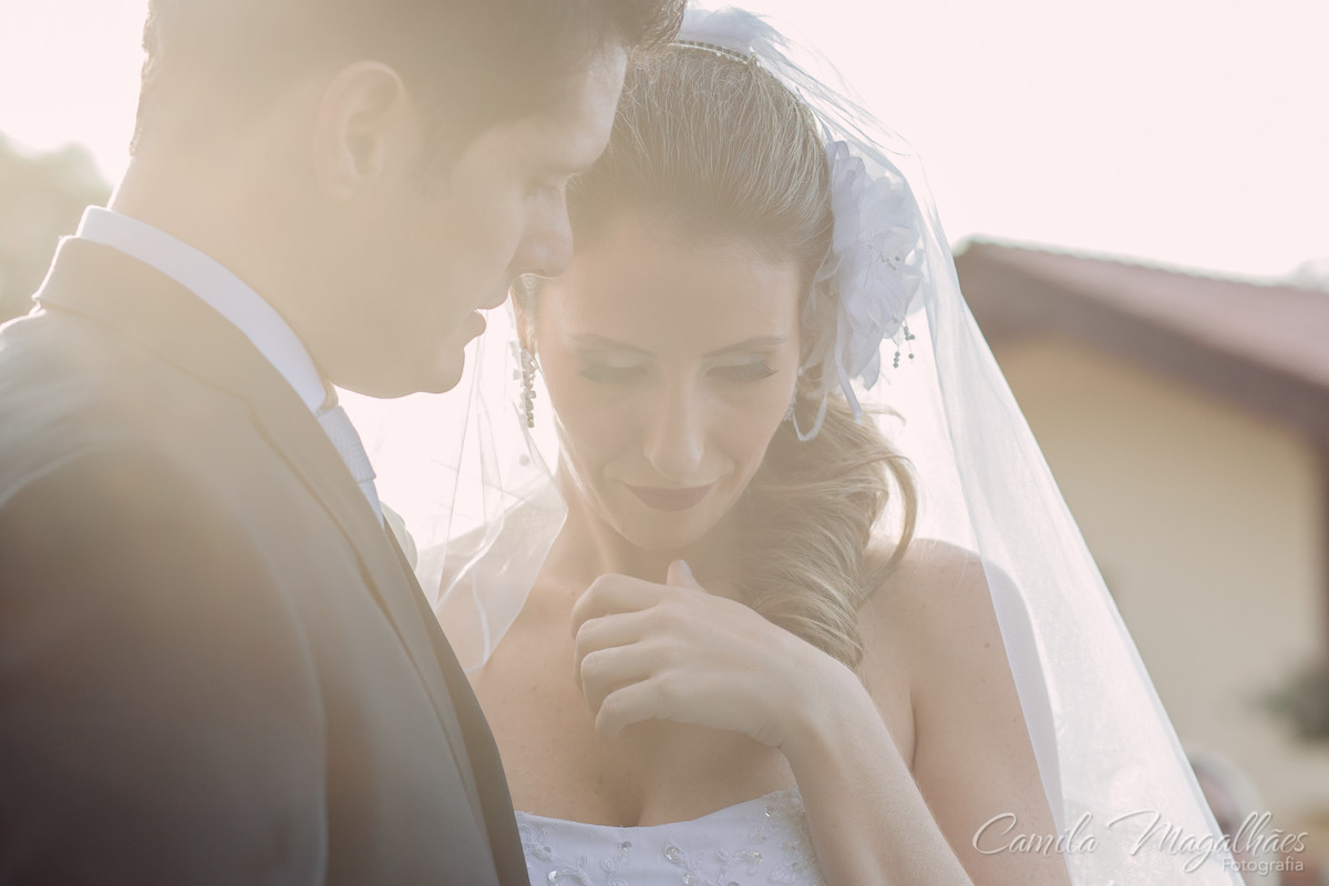 Noiva se emociona em casamento diurno