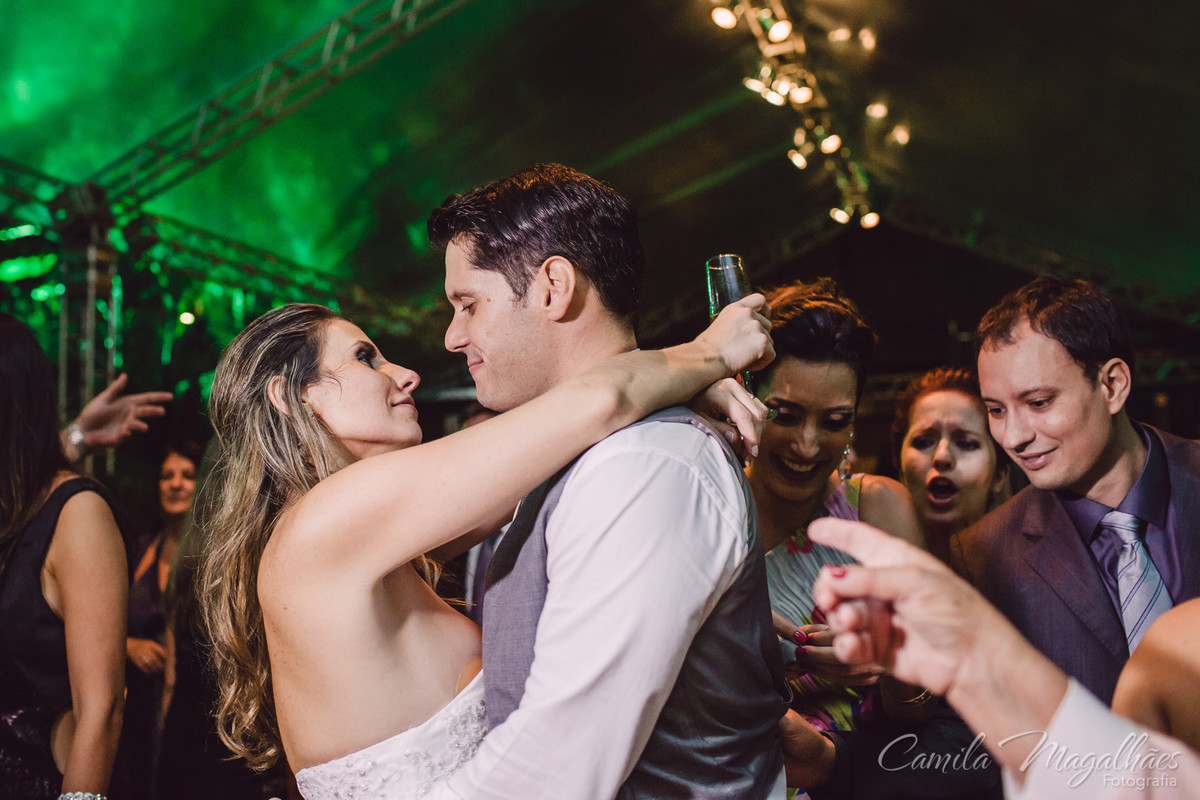casal se diverte em seu casamento