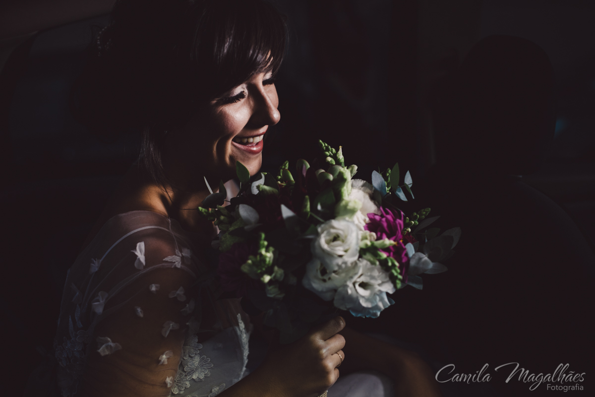 noiva feliz no carro bouquet lindo