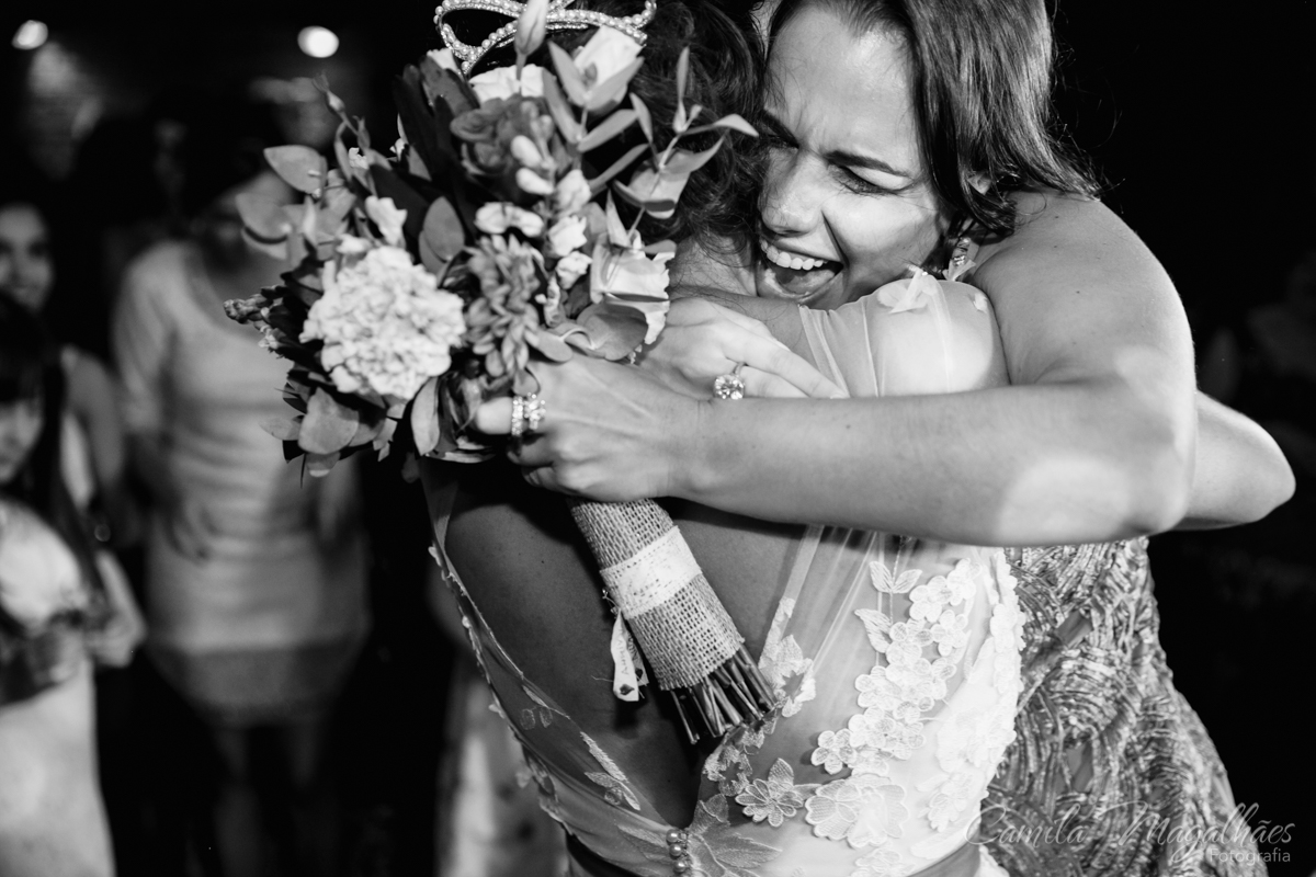 feliz com bouquet camila magalhaes fotografia