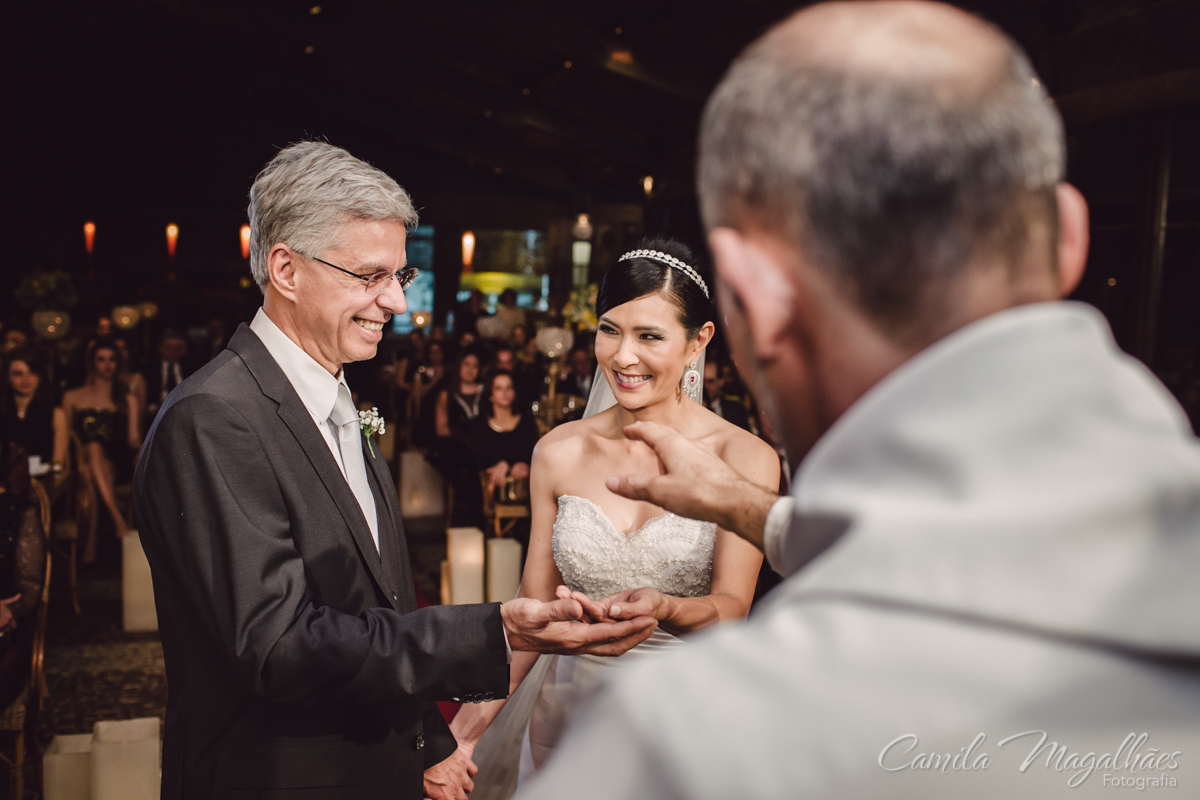 casal trocando as alianças