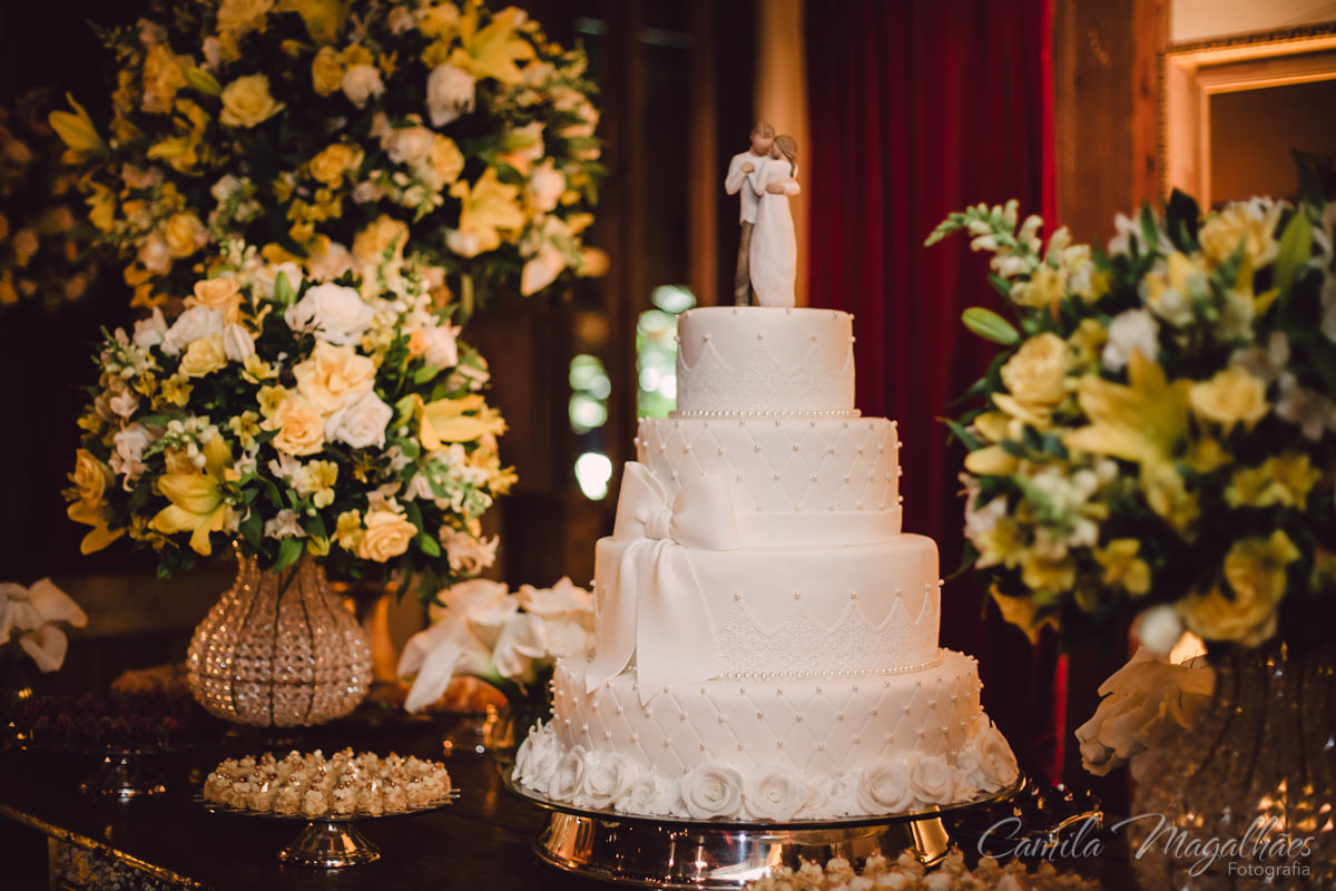 bolo de casamento noivos de madeira