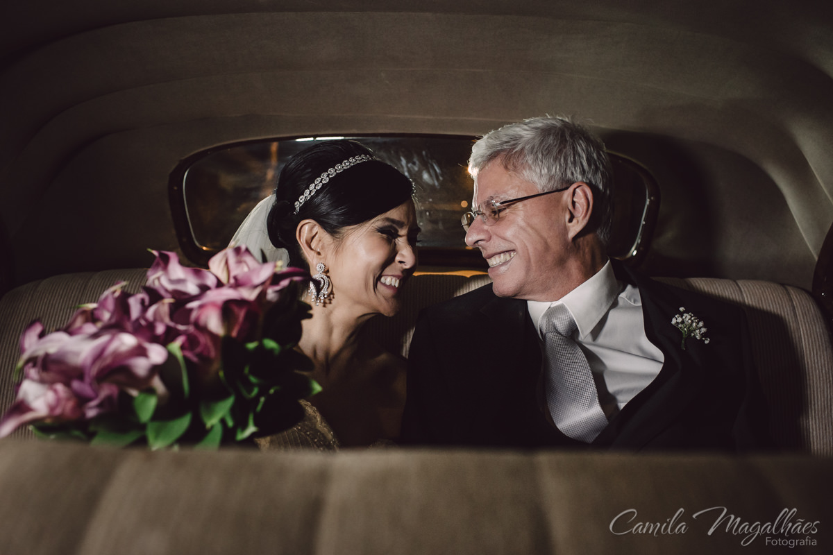 foto do casal em carro antigo