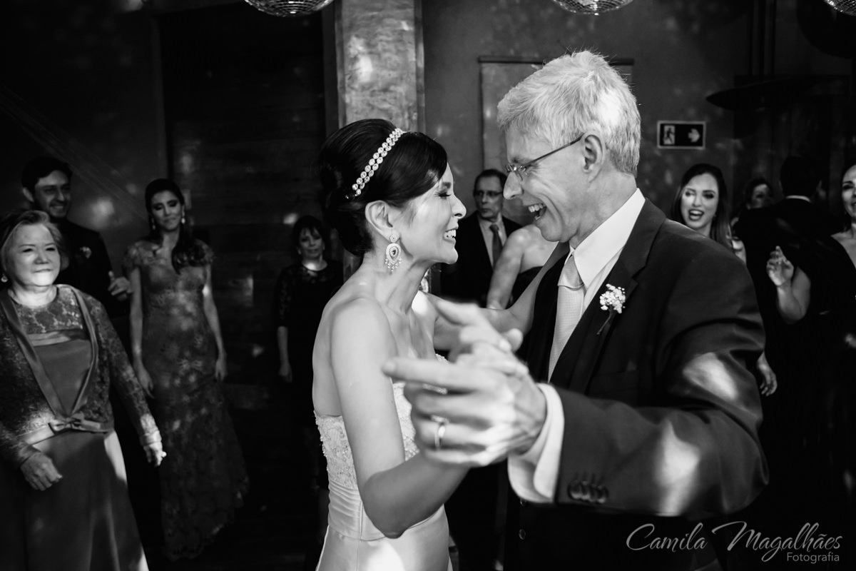 casal dançando feliz
