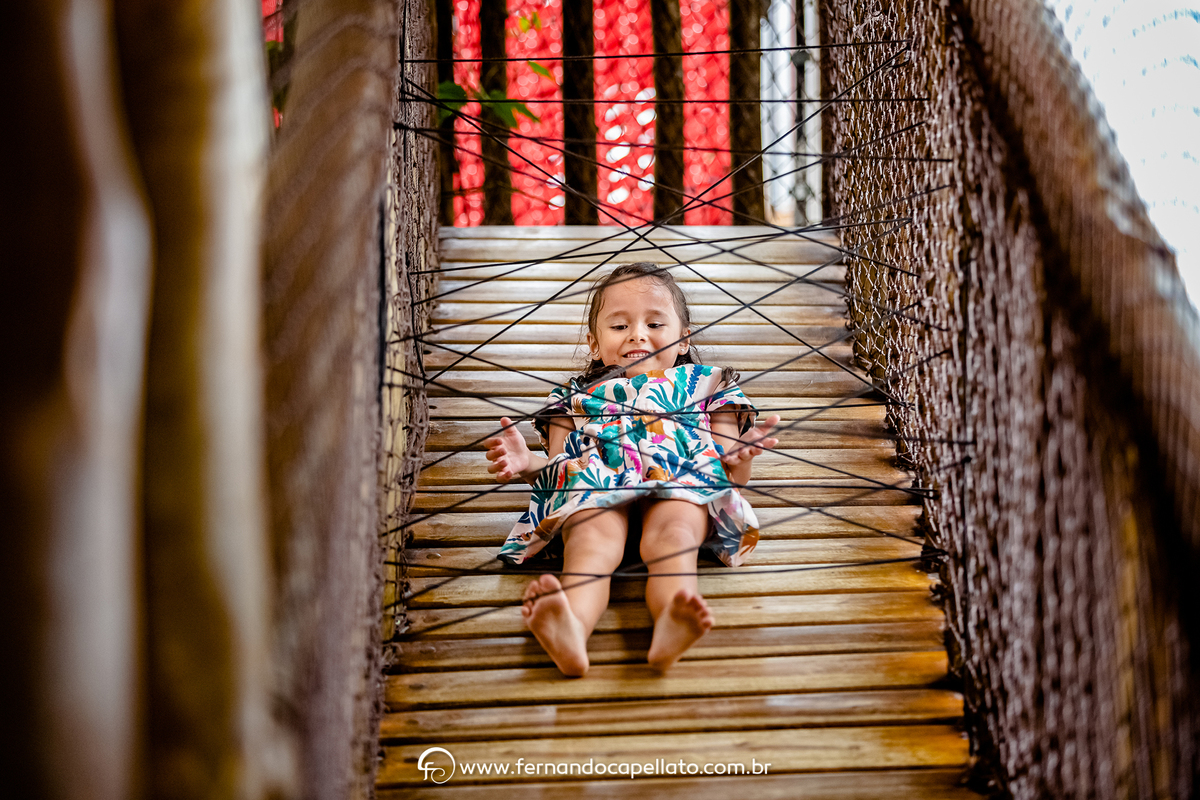 Festa de aniversário infantil no Espaço Pindorama, São Paulo. Fernando Capellato Fotografia. Tem a princesas. Fotos espontâneas.