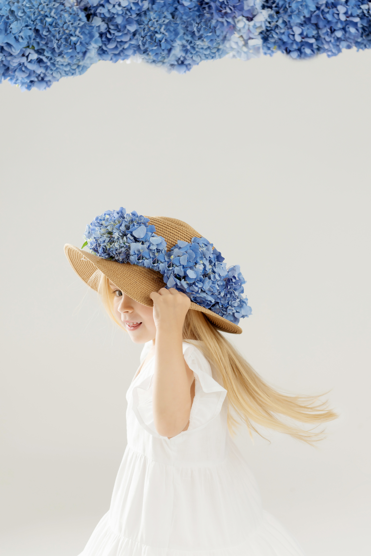 Menina Chapéu Bege com cabelo Louro