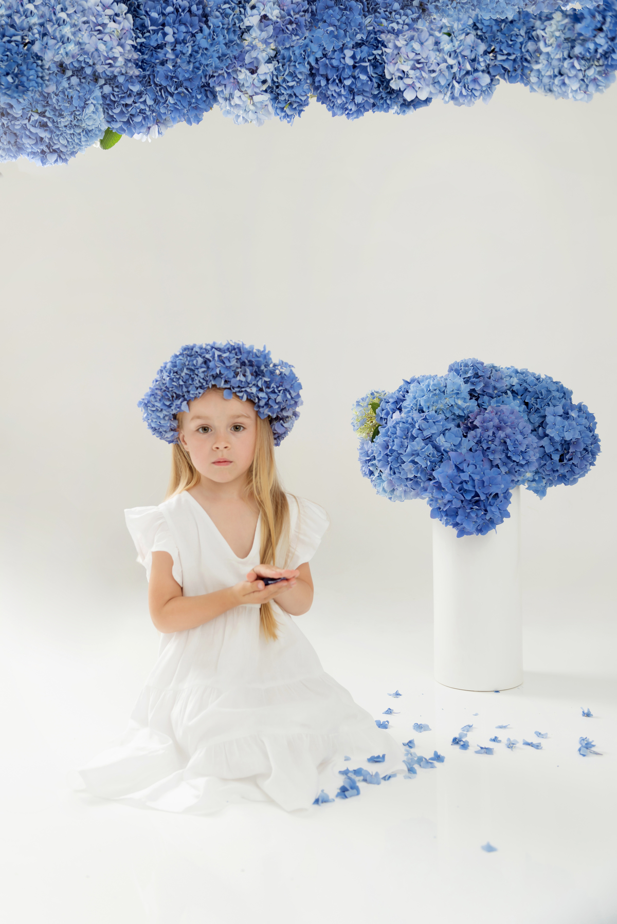 Menina com vestido branco sessão fotográfica