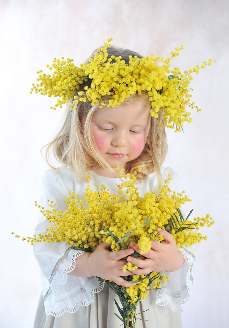 Sessão menina com flores amarelas
