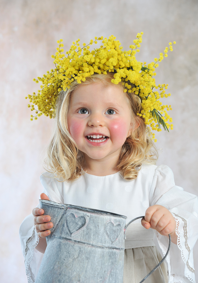 Sessão neutra suave com flores amarelas Sorriso