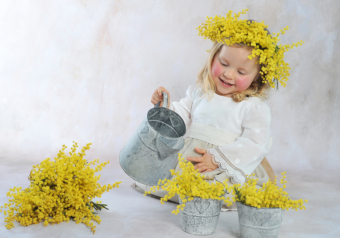 Menina regar plantas amarelas