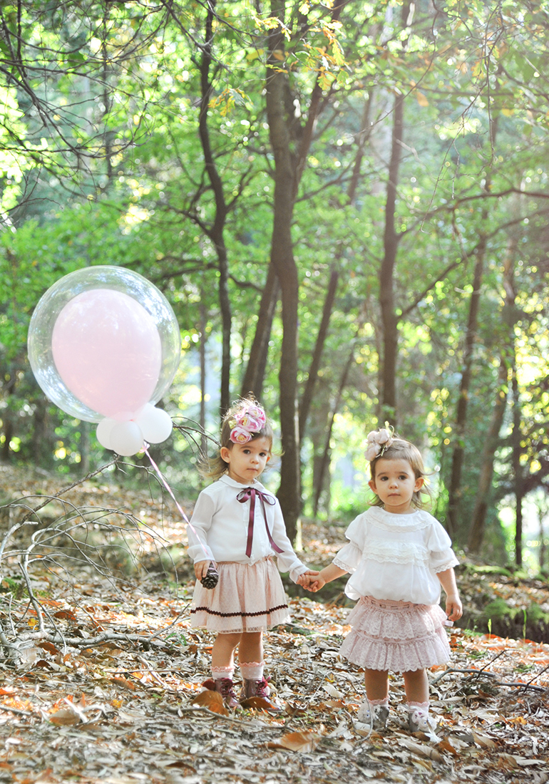 Meninas gemeas irmãs com balão jardim