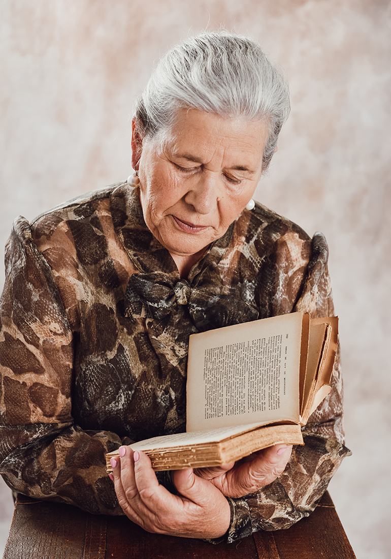 avó a ler livro