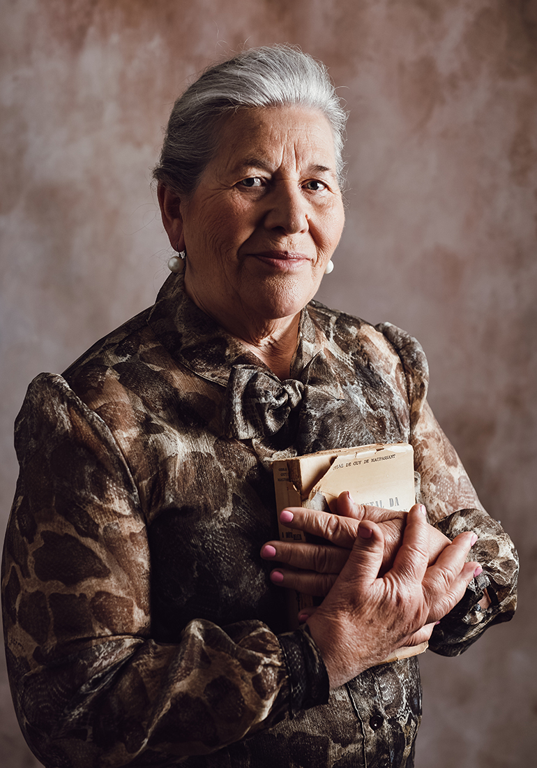 senhora a segurar livro elegante