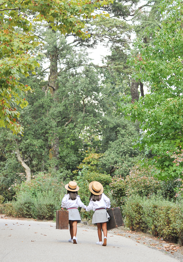 meninas gemeas a caminhar juntas