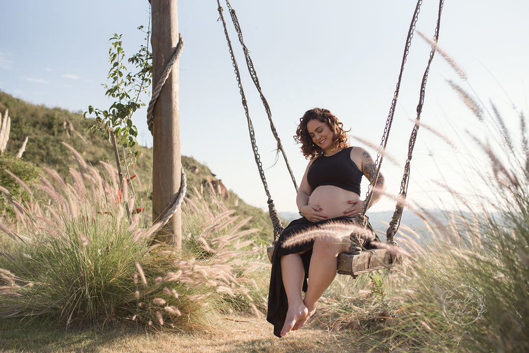 Ensaio de gestante feito de maneira leve, descontraído em meio a natureza. Fotos lindas garantidas!