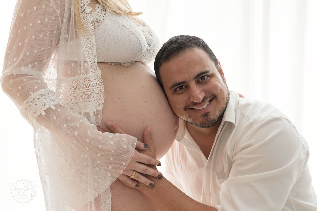papai também participa do ensaio de fotos da gestante no estúdio Priscilla Felix