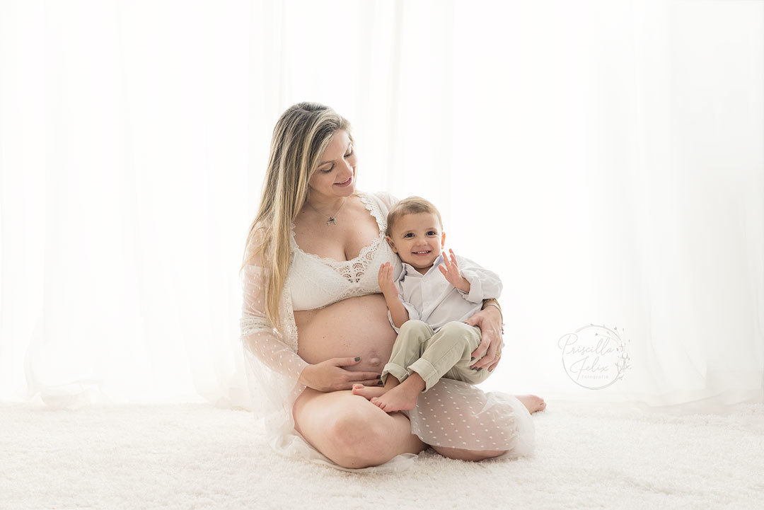 ensaio gestante com bebê sendo promovido a irmão mais velho