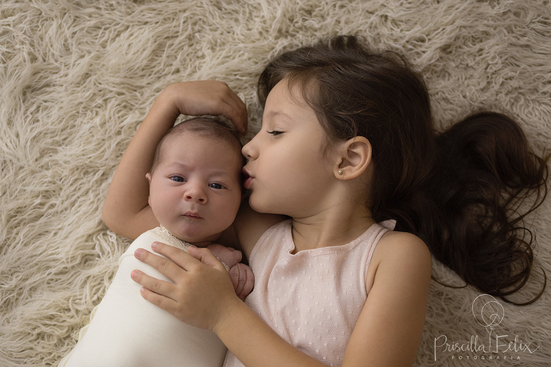 Amor entre irmãos - Fotografia Newborn, Recém nascida em ensaio de fotos, fotografia newborn especializada, fotógrafa especialista em recém-nascido, fotografia newborn, fotografia de recém-nascido, recém-nascido são paulo, foto de bebê, fotografia de bebê