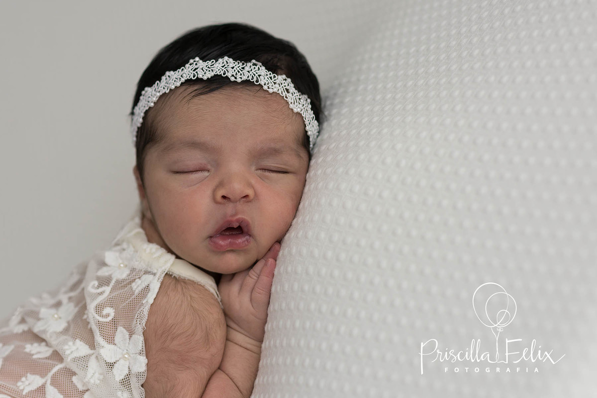 Recém nascida em ensaio de fotos, fotografia newborn especializada, fotógrafa especialista em recém-nascido, fotografia newborn, fotografia de recém-nascido, recém-nascido são paulo, foto de bebê, fotografia de bebê