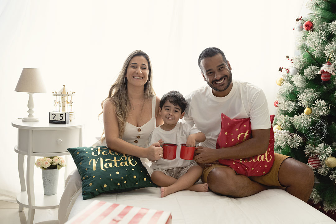 fotografia de família em estudio pelas lentes da fotógrafa especialista em newborn Priscilla Felix