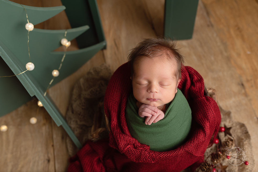 vamos deixar o registro do primeiro natal do recém-nascido feito de maneira correta, com toda proteção e cuidado que o recém-nascido merece durante o ensaio newborn - foto feita no estúdio da Priscilla Felix em São Paulo