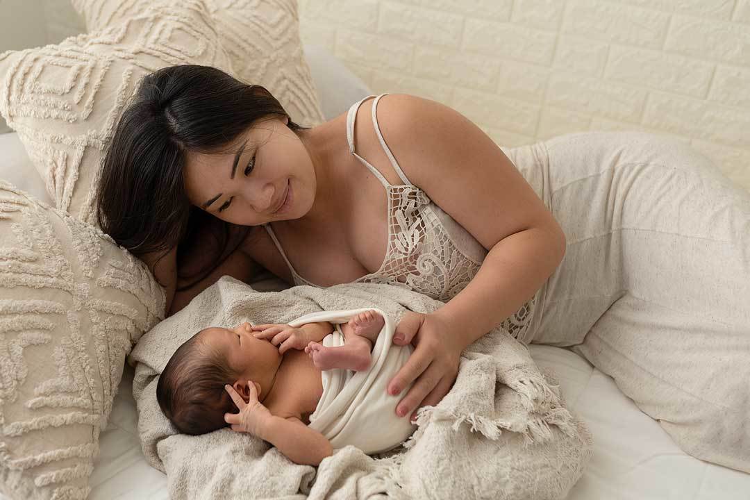 esse vínculo mãe e recém-nascido precisa ficar registrado e no ensaio newborn faço questão de inserir esse momento para o bebê saber que desde o início foi amado e teve a dedicação de sua mamãe