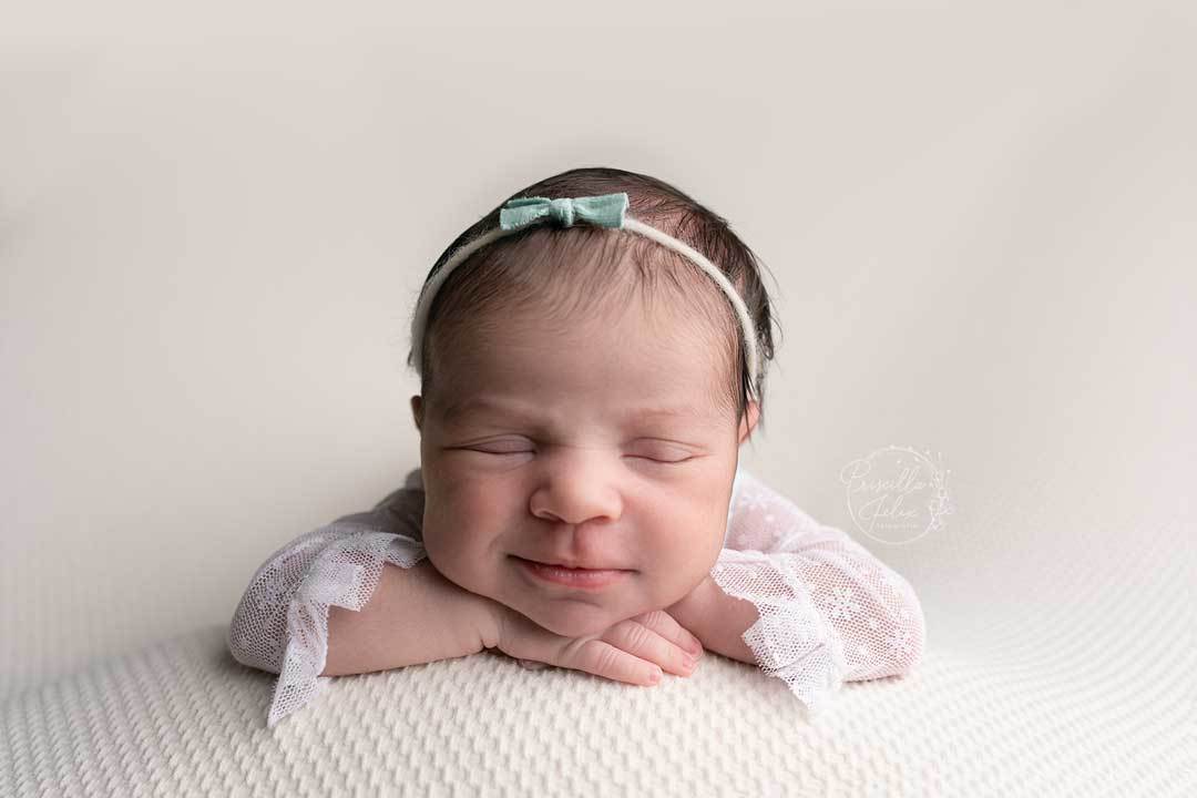 olha a carinha de felicidade dessa recém-nascido no ensaio newborn dela, feito pela enfermeira e fotógrafa newborn Priscilla Felix em São Paulo/SP