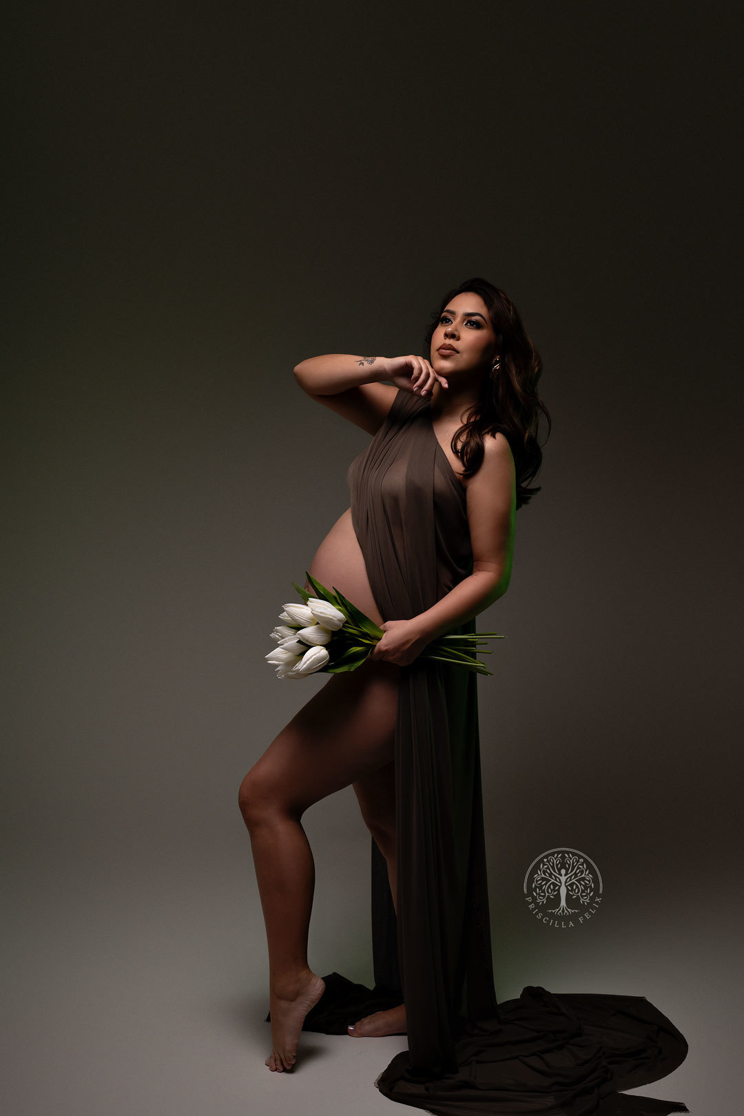 foto de uma gestante com tulipas destacando a beleza natural da gestação estudio especializado em gravida e recém-nascido SP