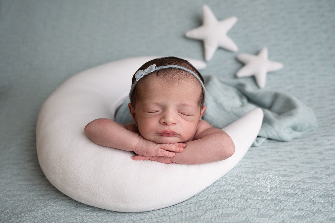 newborn em estúdio feito com cuidado e respeito pelo recém-nascido