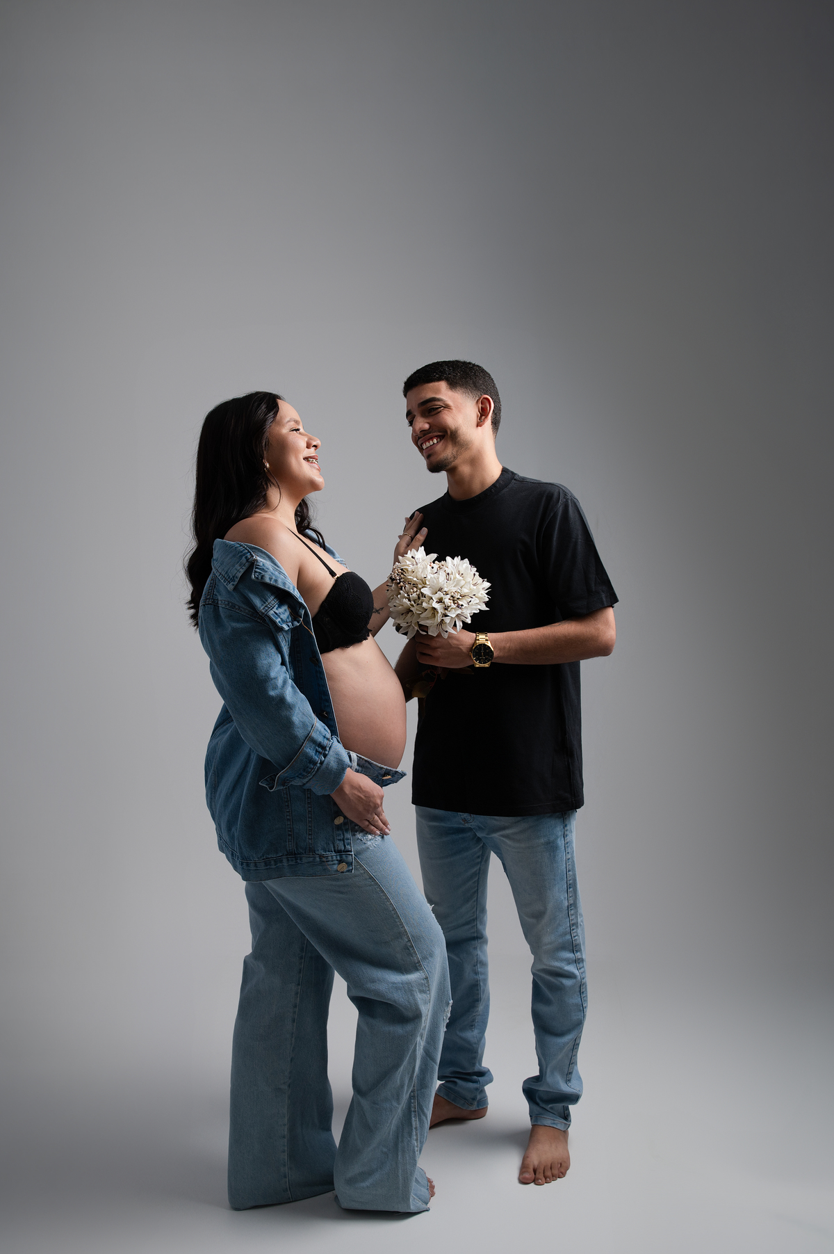 a conexão com o parceiro durante a gestação também foi registrada nessa sessão de fotos da gravidez