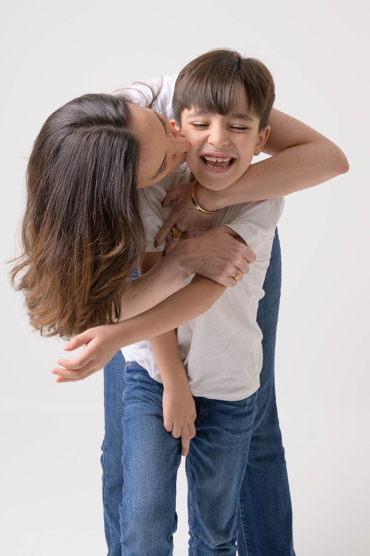 Mae beija o filho, a conexão entre mãe e filho registrada na sessão de fotos no estúdio em São Paulo/SP